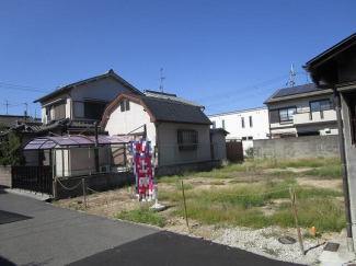 西側隣接地とは結構空きがあります。陽当り・通風大変良好です。