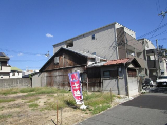 東側隣接地の建物は平屋建です。陽当り・通風大変良好です。