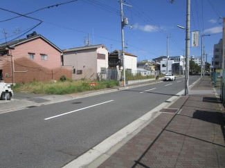 現地を含む南側前面道路です。南側前面道路は歩道付きの公道広々