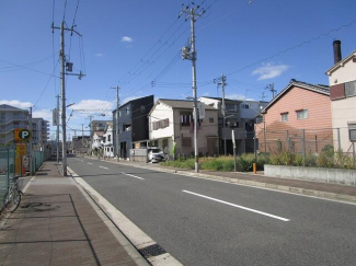 現地を含む南側前面道路です。南側前面道路は歩道付きの公道広々