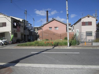 現地を含む南側前面道路です。南側前面道路は歩道付きの公道広々