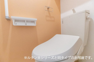 落ち着いた色調のトイレです