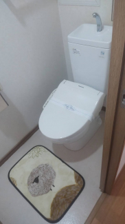 落ち着いた色調のトイレウォシュレット付きです