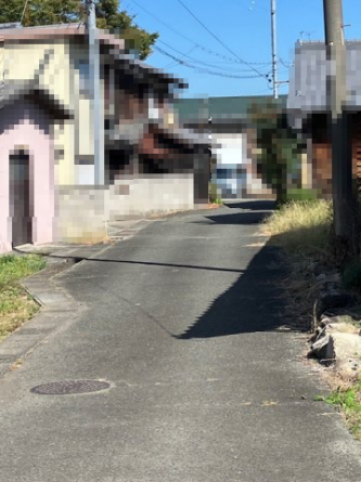 北西側道路（建物玄関の裏側）