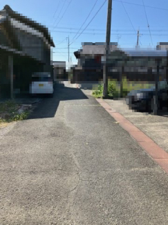 南西側道路（建物玄関の裏側）