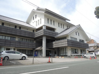 八幡浜市立市民図書館まで251m