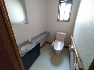 落ち着いた色調のトイレです