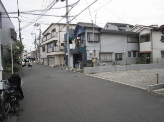 現地を含む前面道路です。前面道路は広々とした公道約６ｍです。