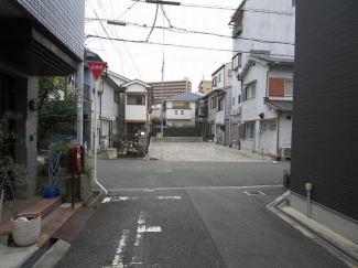 前面（東側）が道路で抜けていてスッキリとしています。