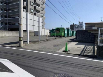 高田引越センターの貸ロッカーを南に入ります