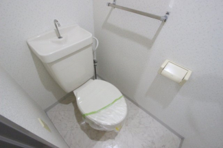 落ち着いた色調のトイレです