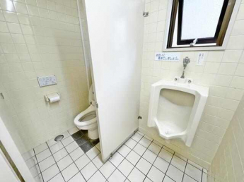 お手入れ不要な共用トイレです。