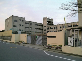 八尾市立東中学校まで662m