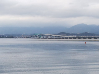 琵琶湖湖岸まで約330ｍ(徒歩5分)と身近に感じられる存在です。