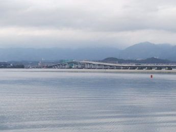 琵琶湖湖岸まで約330ｍ(徒歩5分)と身近に感じられる存在です。