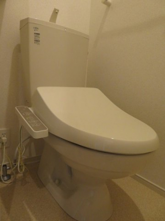 落ち着いた色調のトイレです