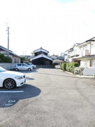 車をお持ちの方に嬉しい駐車場付きの物件です