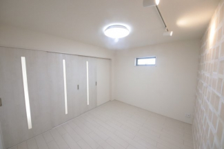 コンパクトで使いやすい洋室です