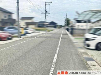 全面道路、幅員6.8ｍなので駐車する際も楽々です。