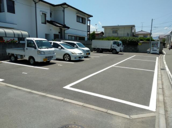 駐車場区画の前面には３区画ありますが、幼稚園バスや宅配便の一