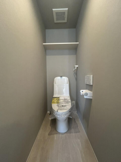 ２Ｆトイレ　１階と２階にトイレを完備。混み合う朝の時間帯もス