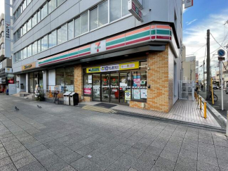 セブンイレブン阪急岡町駅駅前店　徒歩４分！まで320m