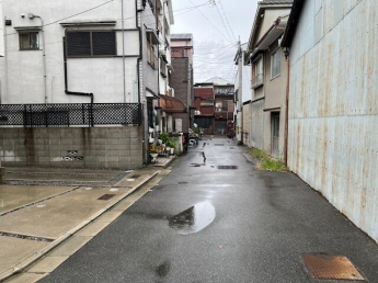 玄関廻りは広々としています。自転車やバイクも停められます。