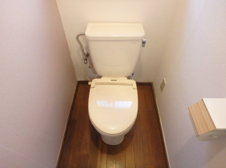 落ち着いた色調のトイレです