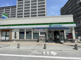 ファミリーマートＪＲ伊丹駅前通店まで121m