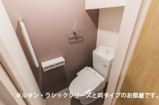 落ち着いた色調のトイレです