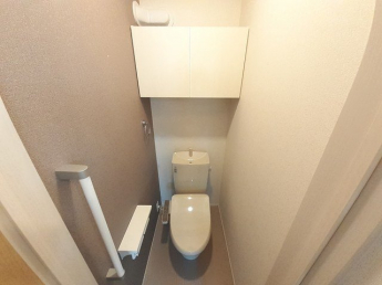 落ち着いた色調のトイレです