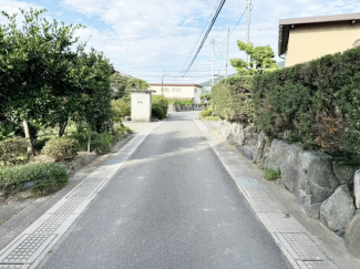 【前面道路含む現地写真】