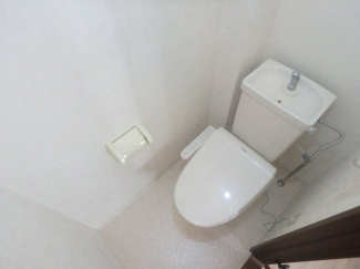 落ち着いた色調のトイレです