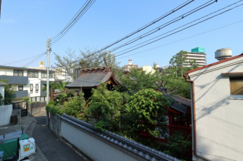 バルコニーからは一宮神社が見渡せます。