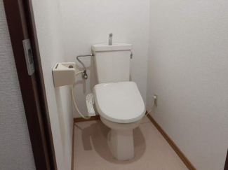 落ち着いた色調のトイレです