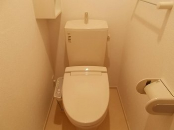 落ち着いた色調のトイレです