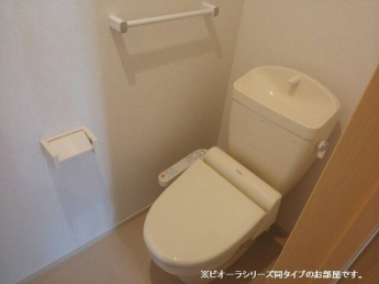 落ち着いた色調のトイレです