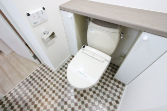 落ち着いた色調のトイレです