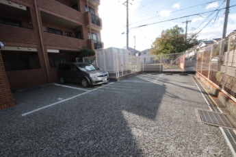 車をお持ちの方に嬉しい駐車場付きの物件です