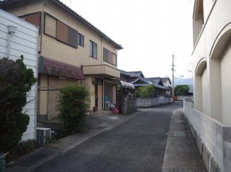 外観と前面道路です