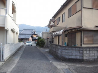 外観と前面道路です