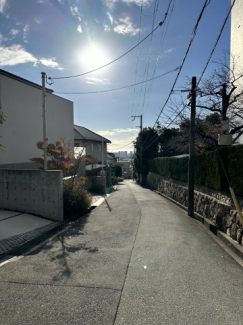 芦屋グランドハイツの西側の道。個性あるお屋敷が集まるエリアを通り抜けて駅へと歩くのも気持ちよいものです。晴れた朝、この道を降りるときに真正面に見える太陽が気持ち良いのです。