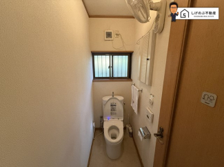 換気にも配慮した窓付きのトイレスペースとなっています。