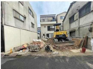 東向き　整形地　建築条件なし売り土地　建物解体更地渡し