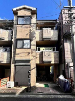 分譲地の閑静な住宅地に建設された鉄骨造の３階建て住宅。生活施