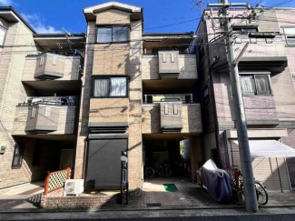 分譲地の閑静な住宅地に建設された鉄骨造の３階建て住宅。生活施