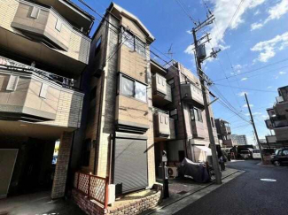 分譲地の閑静な住宅地に建設された鉄骨造の３階建て住宅。生活施