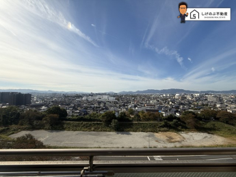 青い空が広がる開放的なバルコニー。