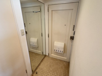 身だしなみチェックができる大型の鏡
