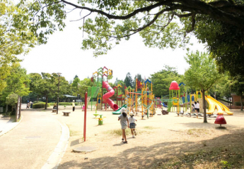 野添北公園。様々な遊具が設置されており小さなお子様も楽しめる公園です。池では水遊びも出来ます。まで330m